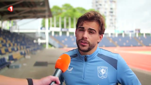 Bart van Rooij tijdens een eerder interview bij FC Twente; archiefbeeld.