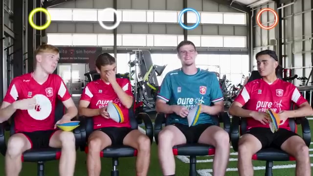Sam Karssies, derde van links in keepersshirt, tijdens een eerdere video bij FC Twente; archiefbeeld.