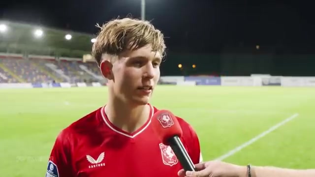 Gijs Besselink tijdens een eerder interview bij FC Twente; archiefbeeld.
