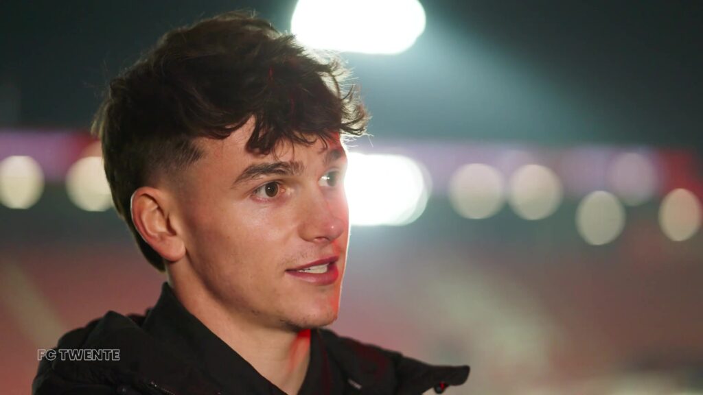Taylor Booth tijdens een eerder interview bij FC Twente