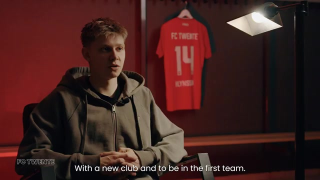 Kristian Hlynsson tijdens een eerder interview van FC Twente; archiefbeeld.