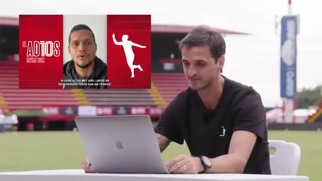 Bryan Ruiz bekijkt videoboodschappen in een eerdere video van FC Twente