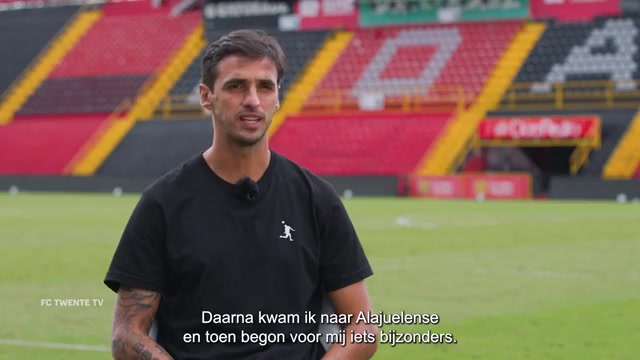 Bryan Ruiz tijdens een eerder interview in Costa Rica voor FC Twente; archiefbeeld.