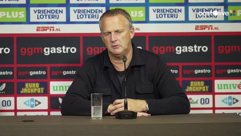 John van den Brom tijdens een eerdere persconferentie van FC Twente