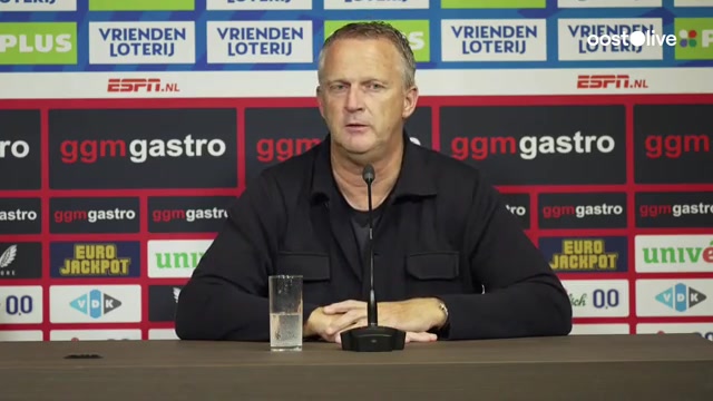John van den Brom tijdens zijn presentatie bij FC Twente