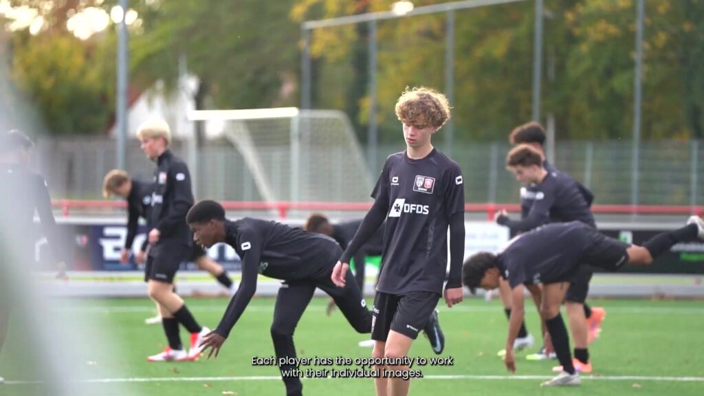 Jeugdspelers van de FC Twente/Heracles Academie op het trainingsveld