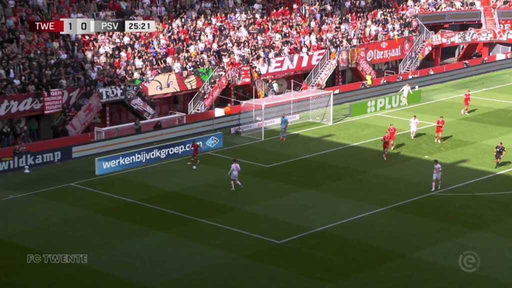 Tribune en veld van De Grolsch Veste bij een eerdere wedstrijd tegen PSV