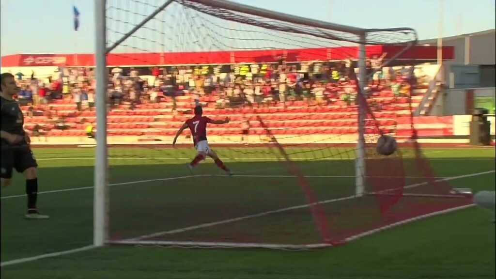 Het Victoria Stadium tijdens een eerdere wedstrijd van Lincoln Red Imps