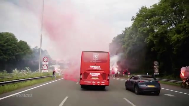 De spelersbus van FC Twente tussen supporters bij een eerdere uitwedstrijd