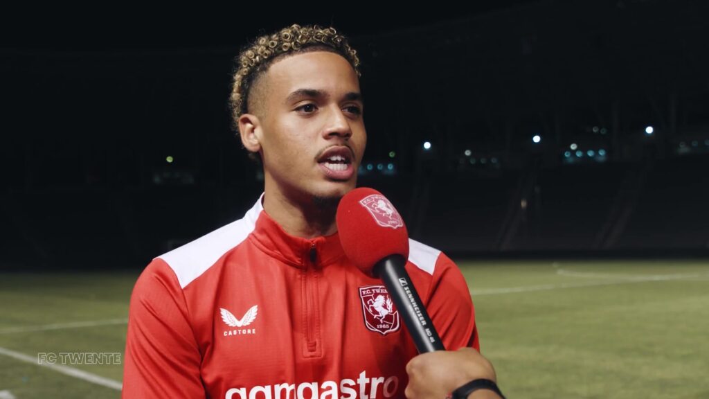 Daouda Weidmann tijdens een interview op het trainingsveld.