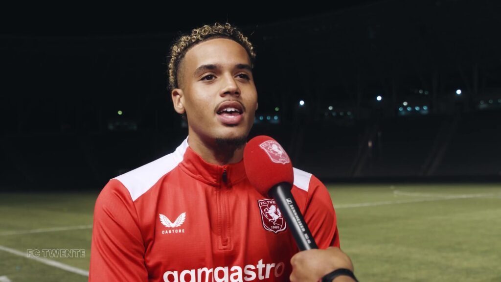 Daouda Weidmann tijdens een interview bij FC Twente, archiefbeeld.