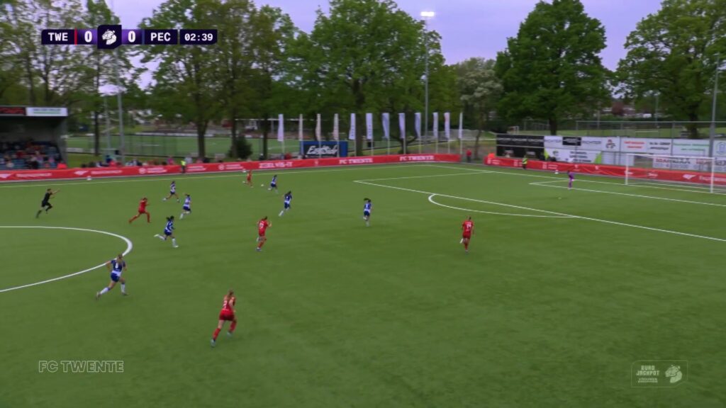 FC Twente Vrouwen en PEC Zwolle Vrouwen tijdens een eerdere wedstrijd