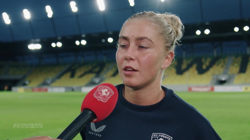 Danique van Ginkel tijdens een interview met FC Twente