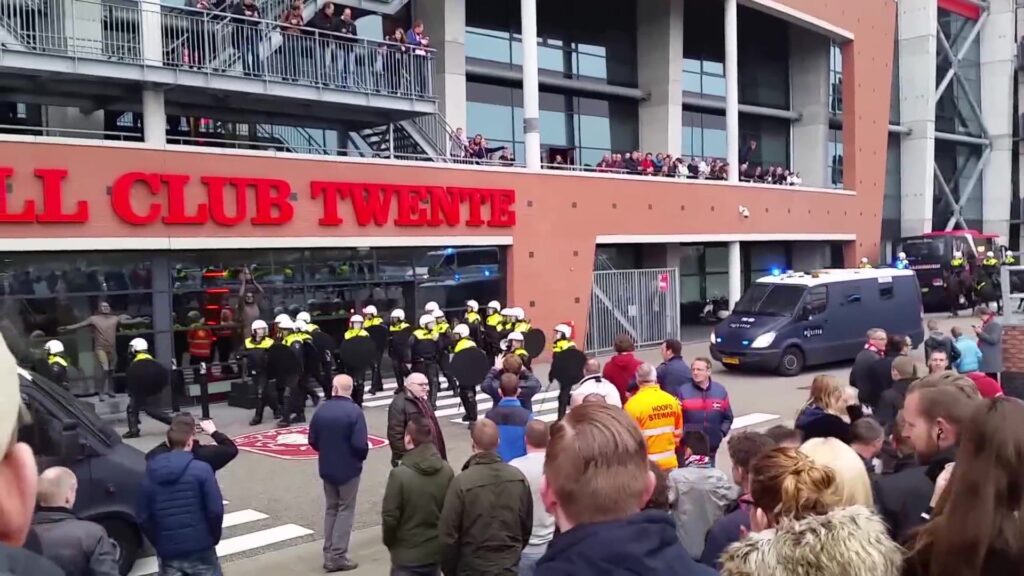 Supporters voor De Grolsch Veste bij een eerdere wedstrijd