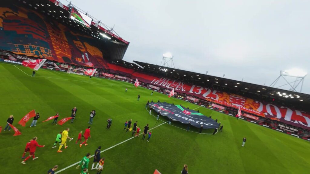 Tribunes en speelveld van De Grolsch Veste.