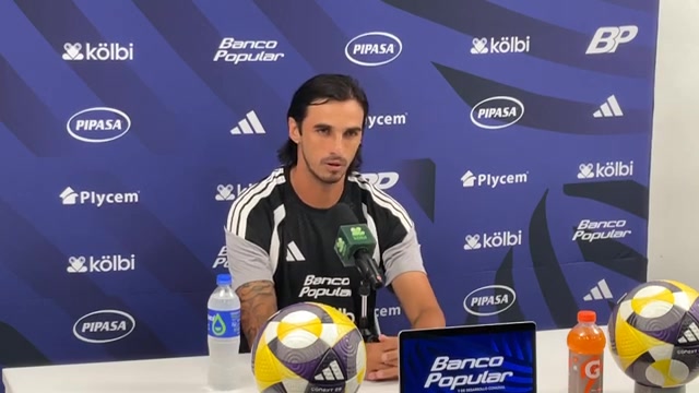 Bryan Ruiz aan tafel tijdens een persconferentie
