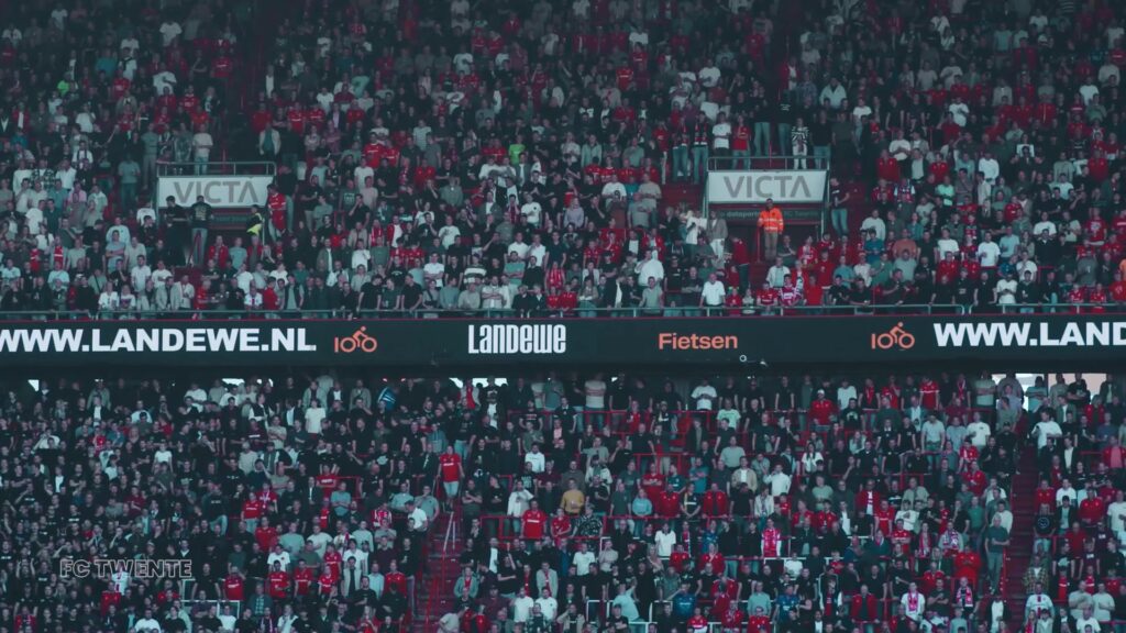 Supporters op de tribune van De Grolsch Veste.