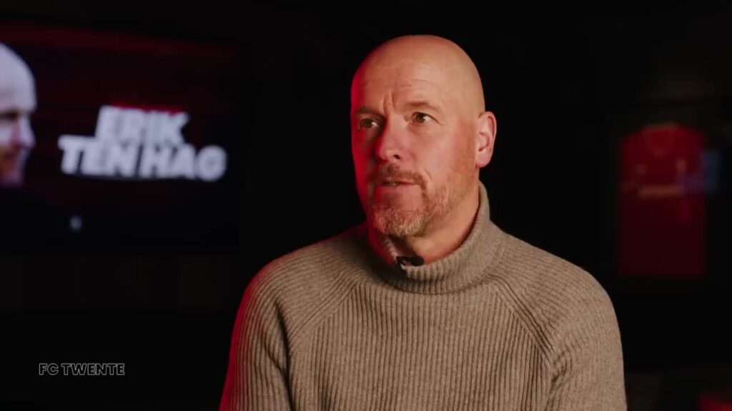 Erik ten Hag tijdens een interview bij FC Twente.