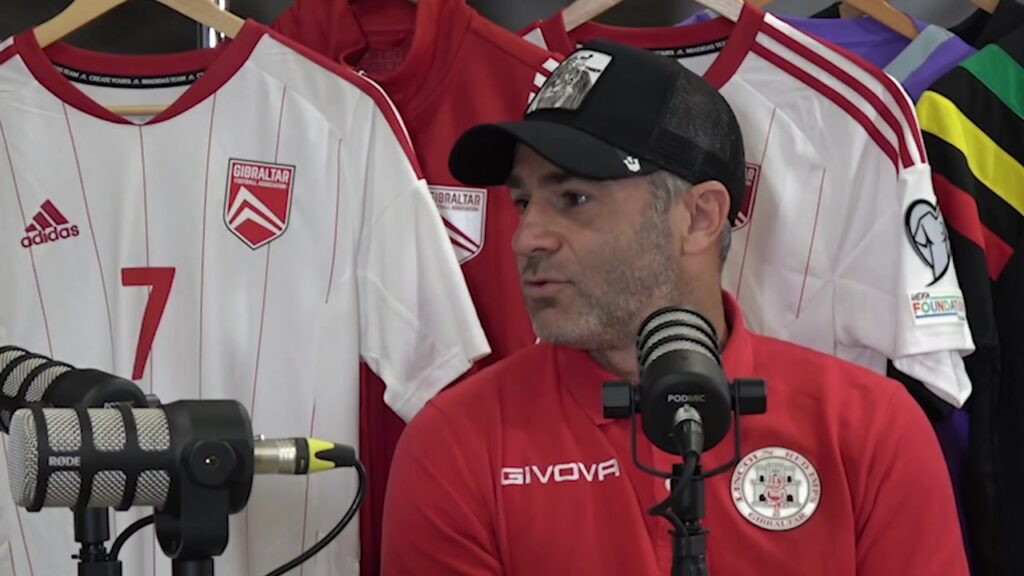 Lee Casciaro tijdens een gesprek bij de Gibraltarese voetbalbond.