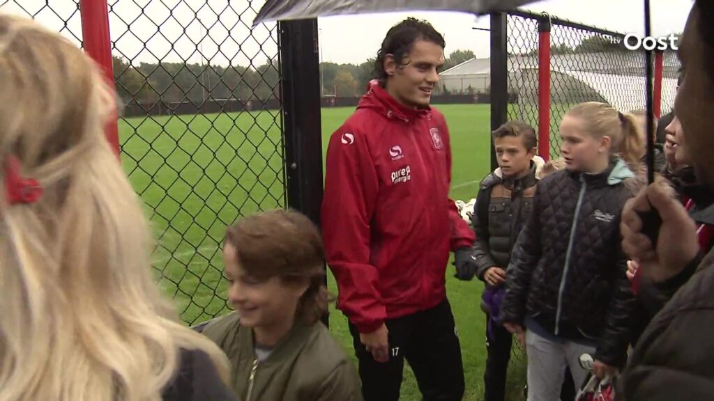 Supporters langs het veld bij een eerdere open training van FC Twente