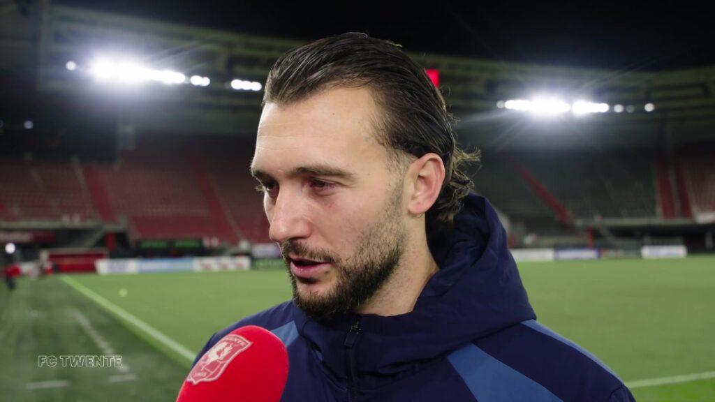 Joël Drommel tijdens een interview bij FC Twente