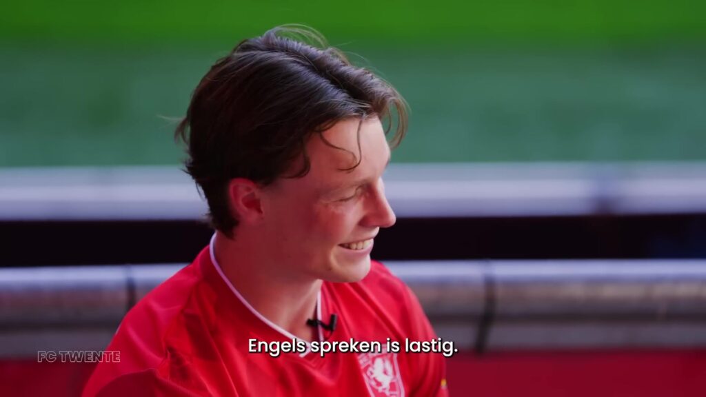 Sondre Orjasaeter tijdens een interview bij FC Twente