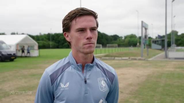 Daan Rots tijdens een eerder interview bij FC Twente; archiefbeeld.
