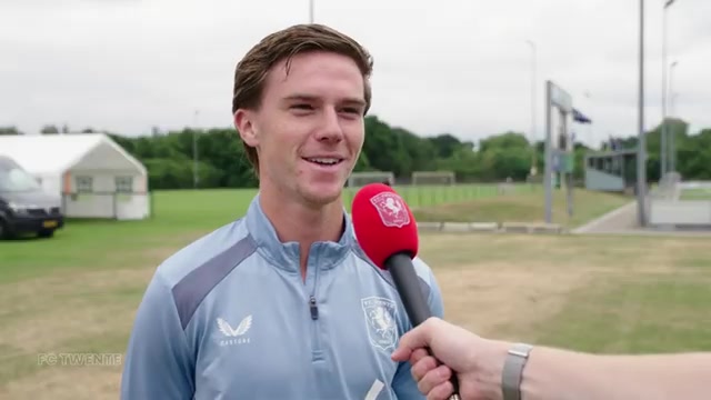 Daan Rots tijdens een interview bij FC Twente