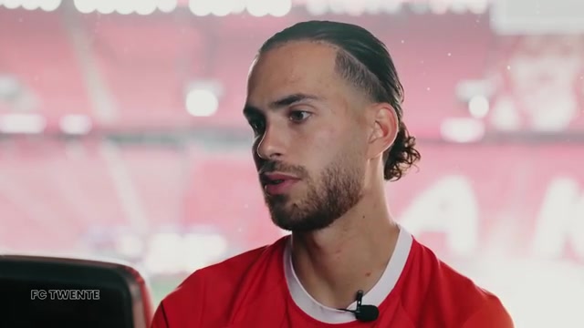 Ramiz Zerrouki tijdens een interview bij FC Twente