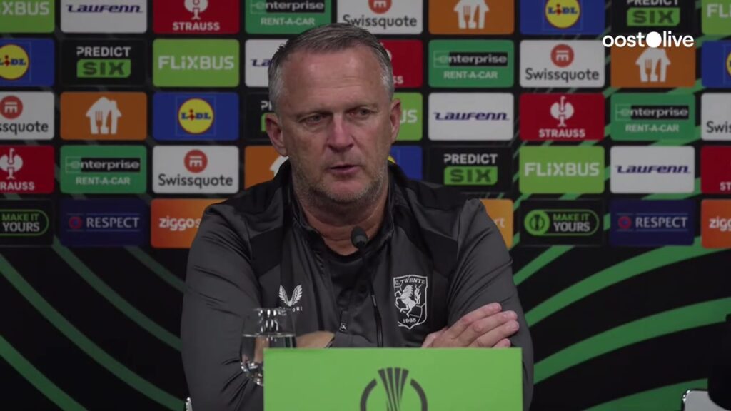 John van den Brom bij een persconferentie van FC Twente