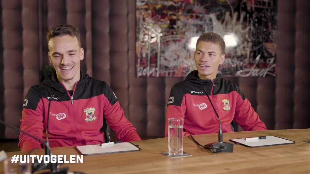 Julliani Eersteling rechts tijdens een eerder interview bij Go Ahead Eagles