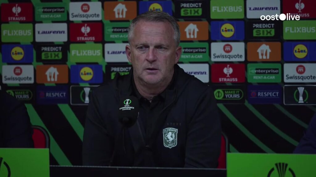 John van den Brom tijdens een persconferentie bij FC Twente.