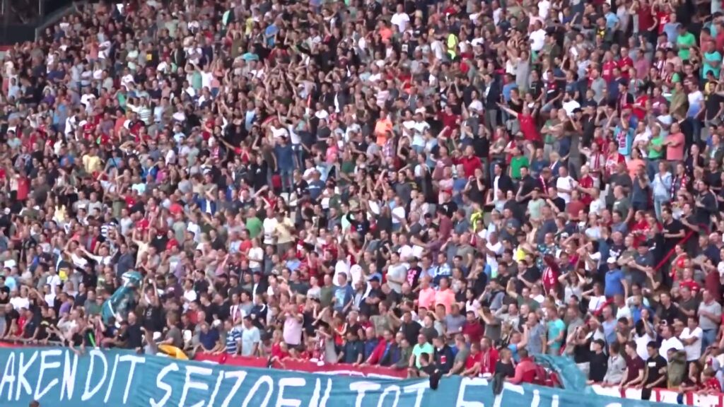 Supporters op de tribune van De Grolsch Veste tijdens een eerdere wedstrijd