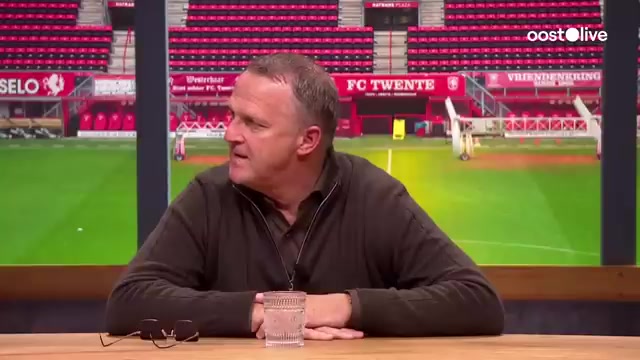 John van den Brom bij een eerder gesprek in De Oosttribune