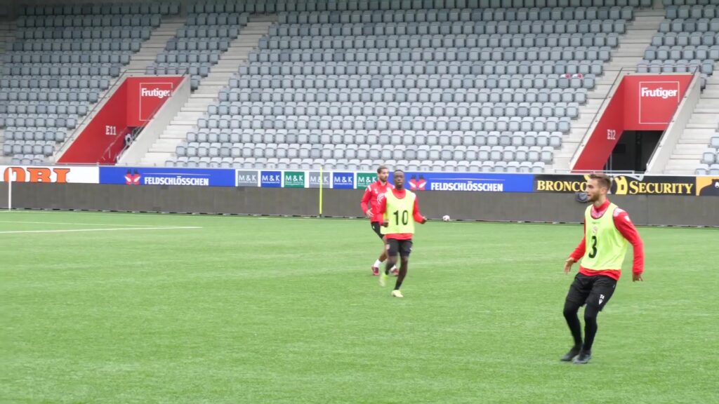 Spelers op het veld van de Stockhorn Arena bij FC Thun
