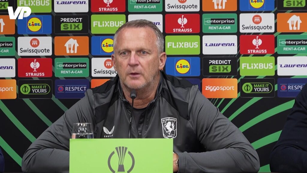 John van den Brom tijdens een persconferentie bij FC Twente