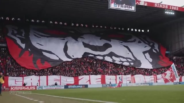 Spandoek boven de supporters in De Grolsch Veste