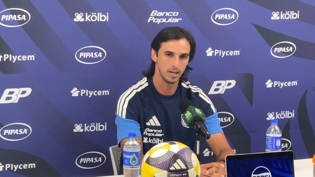 Bryan Ruiz tijdens een persconferentie bij Costa Rica.