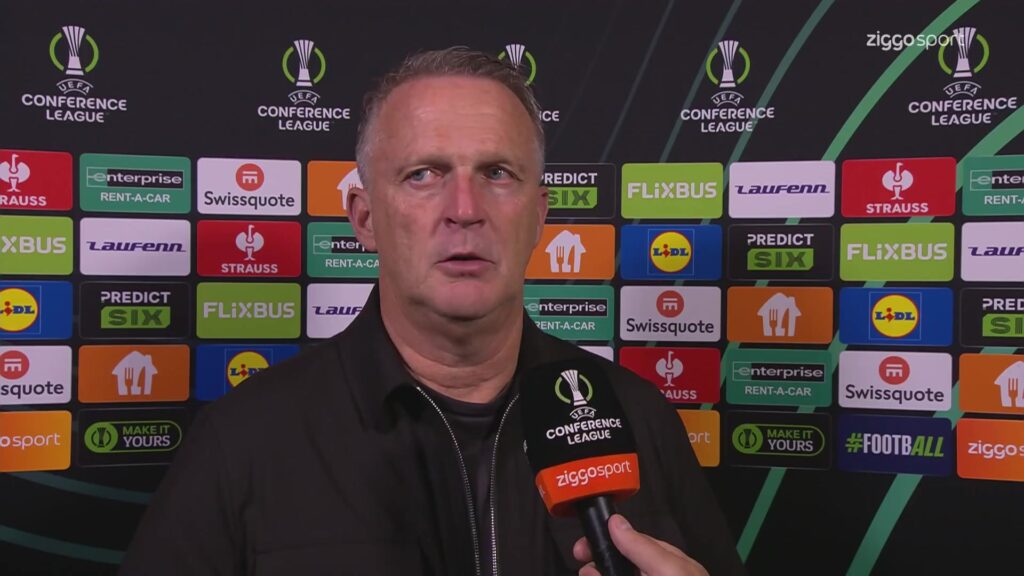 John van den Brom tijdens een interview bij FC Twente