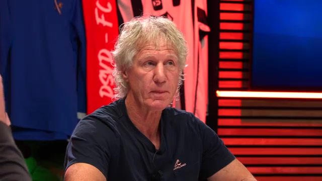 Gertjan Verbeek aan tafel bij VoetbalTijd.