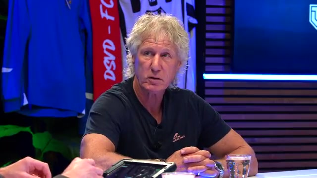 Gertjan Verbeek tijdens een eerdere uitzending van VoetbalTijd