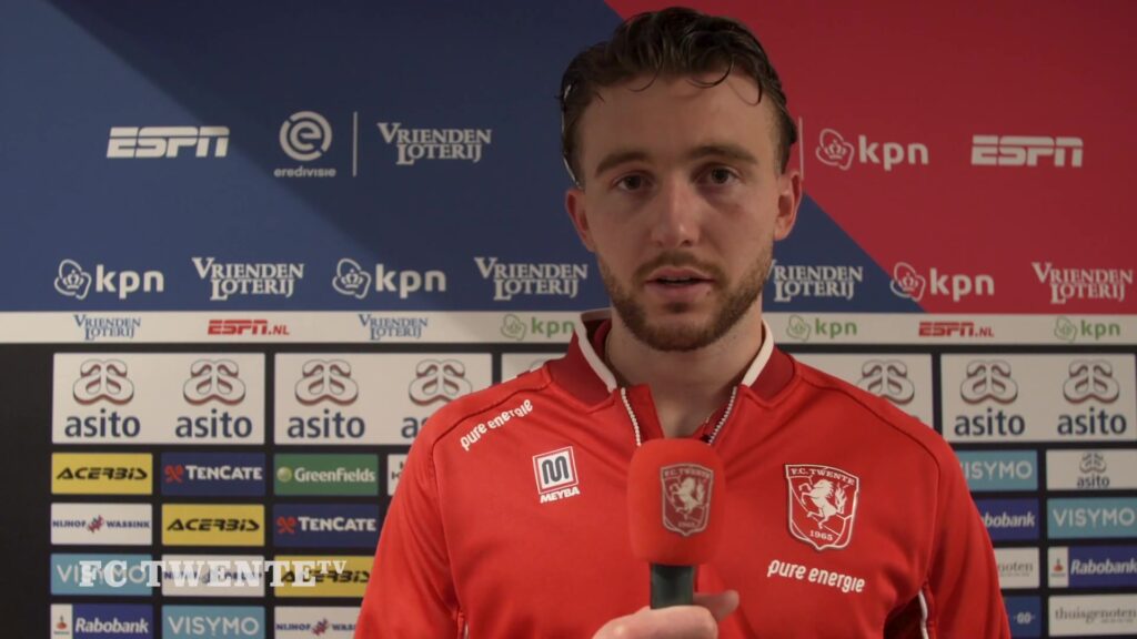 Joël Drommel tijdens een interview bij FC Twente. Archiefbeeld.