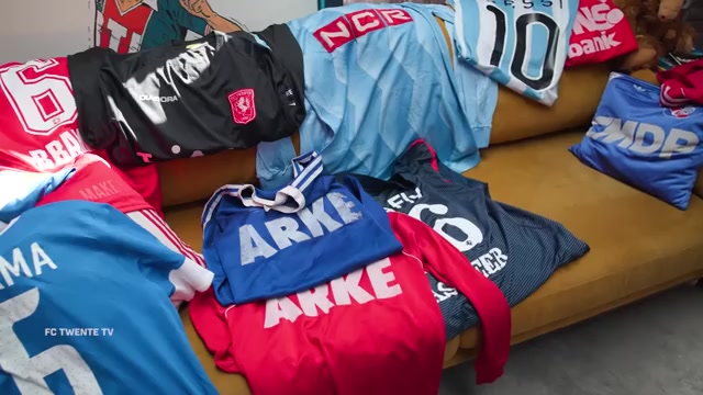 Een verzameling FC Twente-shirts