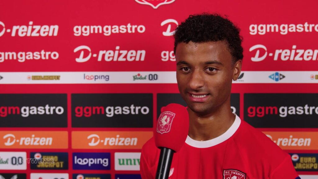 Jordy Bawuah tijdens een interview bij FC Twente